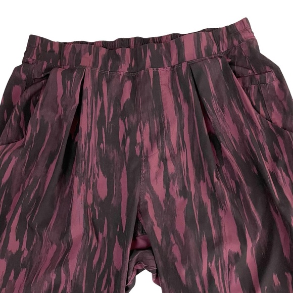 lululemon &go City Jogger Painted Animal Bordeaux Drama Black - Picture 7 of 13